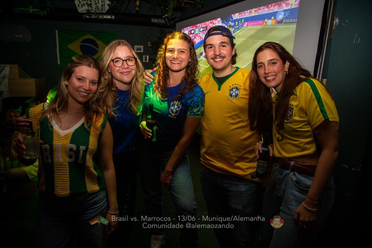 Torcida brasileira no Prygoshin Bar durante Brasil vs Marrocos