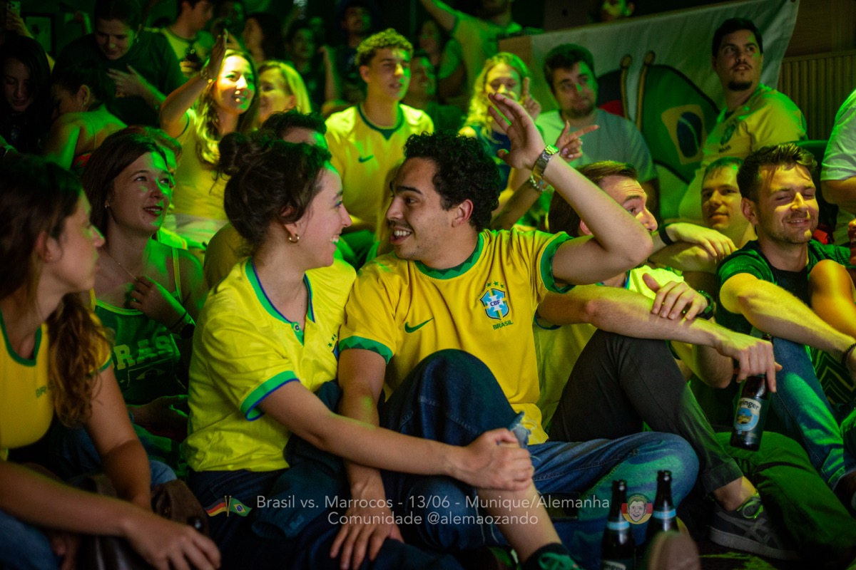 Torcida brasileira no Prygoshin Bar durante Brasil vs Marrocos