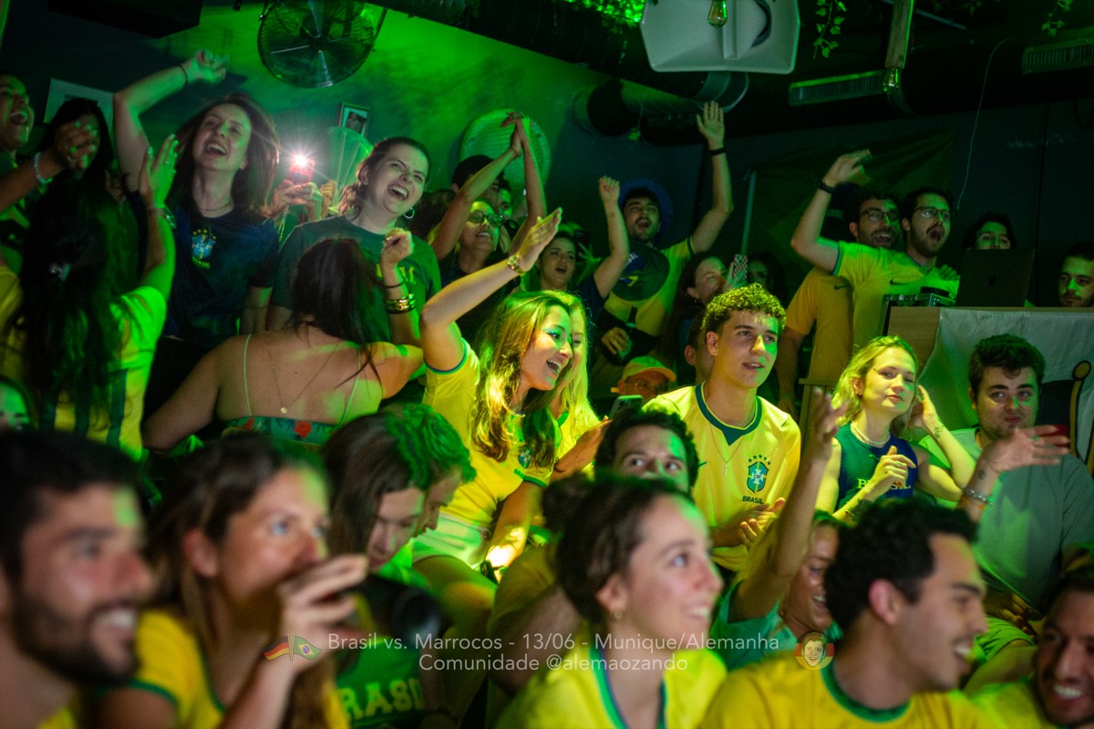 Torcida brasileira no Prygoshin Bar durante Brasil vs Marrocos